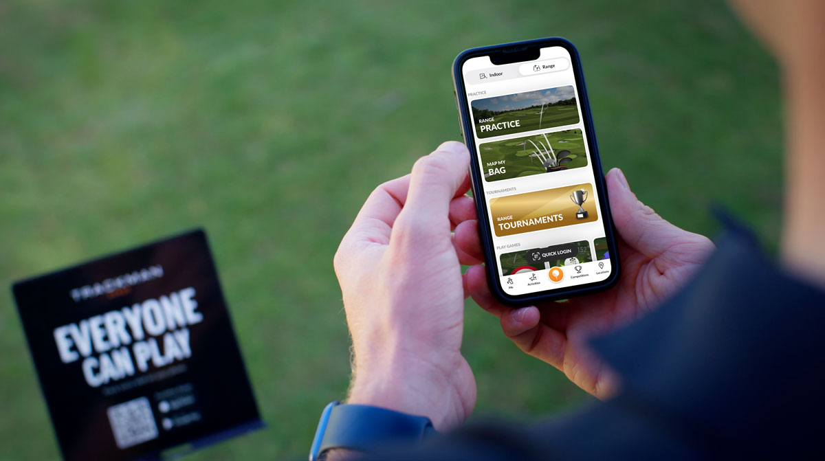 スマートフォンでTrackman Golfアプリを利用する様子